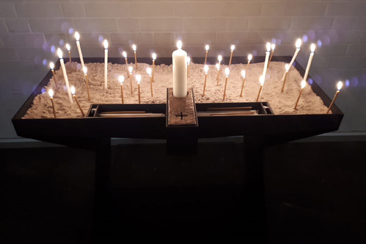 Opferkerzentisch mit Kerzen, 2019